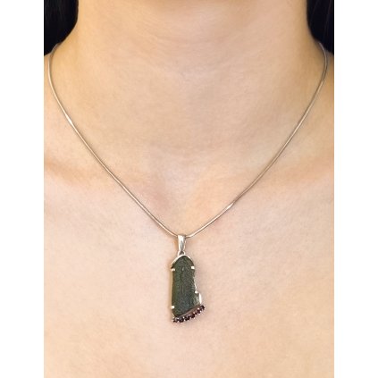 Stříbrný přívěsek s vltavínem a granáty P37 0182