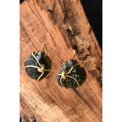 Zlaté náušnice s nebroušenými vltavíny P26 0003