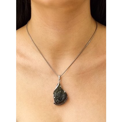 Stříbrný přívěsek s vltavínem a granáty P37 0185