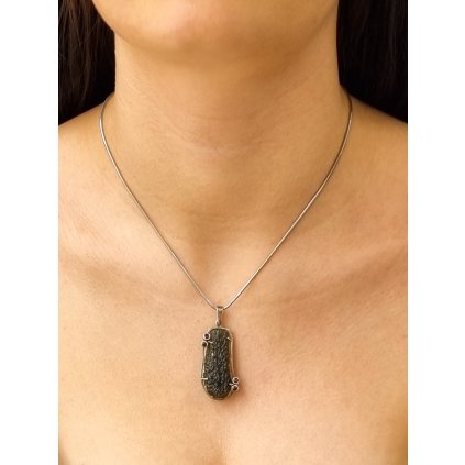 Stříbrný přívěsek s vltavínem a granáty P37 0191