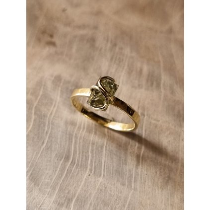 Zlatý prsten s vltavínem 2000336290005