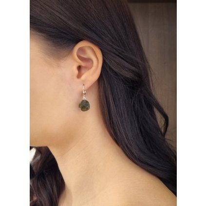 Stříbrné visací náušnice s nebroušenými vltavíny P36 0053