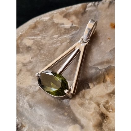 Stříbrný přívěsek s broušeným vltavínem P31 0033