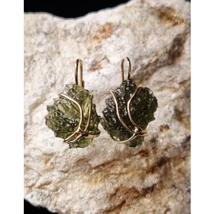 Zlaté náušnice s nebroušenými vltavíny P26 0008