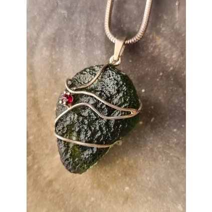 Stříbrný přívěsek s neopracovaným vltavínem a granátem P37 0151