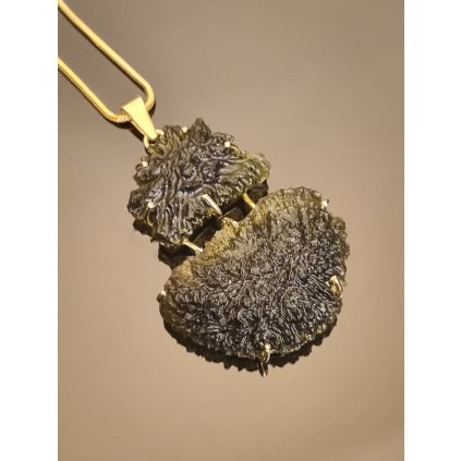 Zlatý přívěs s neopracovaným vltavínem