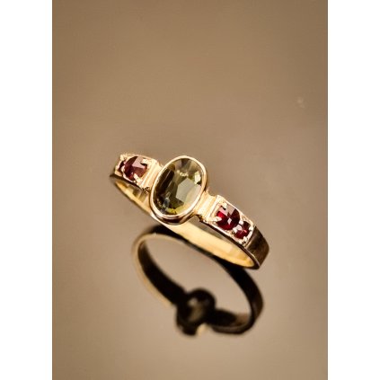 Zlatý prsten s vltavínem a granáty 2000342250000 P22 0091