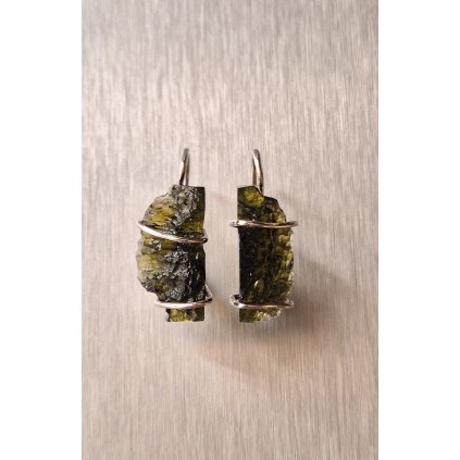 Stříbrné náušnice s neopracovanými vltavíny