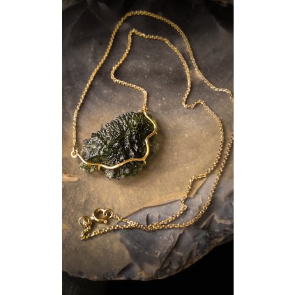 Elegantní zlatý náhrdelník s vltavínem P29 0005