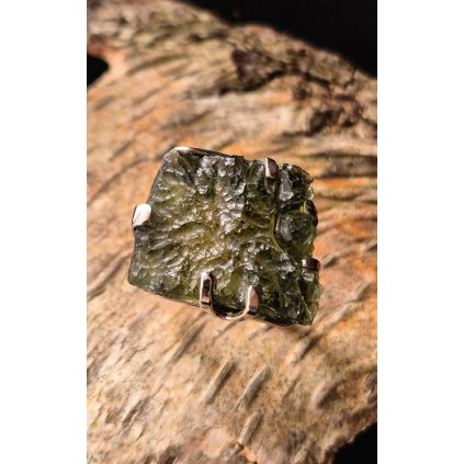 Stříbrný prsten s neopracovaným vltavínem P35 0030