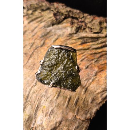 Stříbrný prsten s neopracovaným vltavínem P35 0014