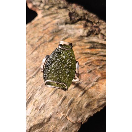 Stříbrný prsten s neopracovaným vltavínem P35 0024