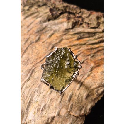 Stříbrný prsten s neopracovaným vltavínem P35 0034