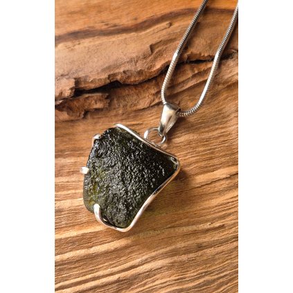 Stříbrný přívěsek s vltavínem P37 0221