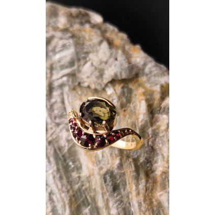 Zlatý prsten s vltavínem a granáty 2000347810001