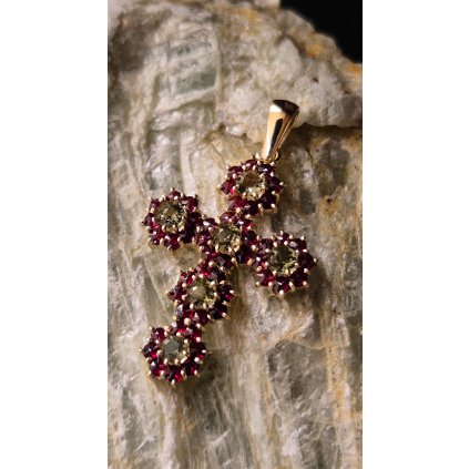 Zlatý kříž s vltavíny a granáty P21 0044