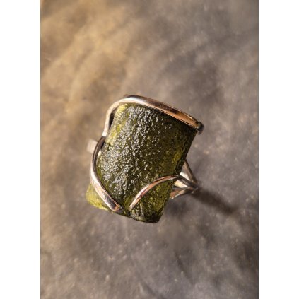 Stříbrný prsten s vltavínem P35 0031