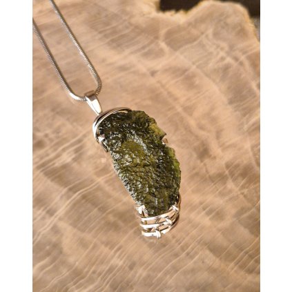 Stříbrný přívěsek s neopracovaným vltavínem P37 0206