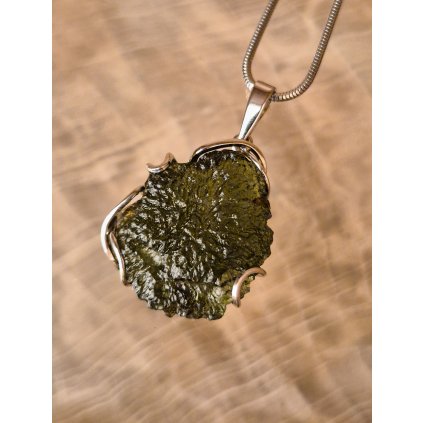 Stříbrný přívěsek s neopracovaným vltavínem P37 0217