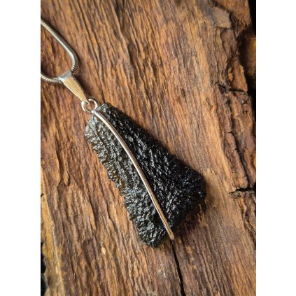 Stříbrný přívěsek s neopracovaným vltavínem P37 0165