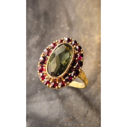 Zlatý prsten s vltavínem a granáty P22 0094