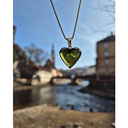 Zlatý přívěsek s vltavínem  srdce 21 0064