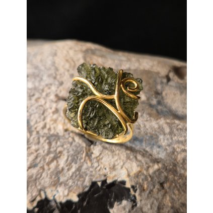 Zlatý prsten s vltavínem P27 0007