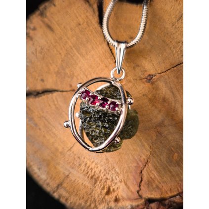 Stříbrný přívěsek s neopracovaným vltavínem a granáty P37 0240