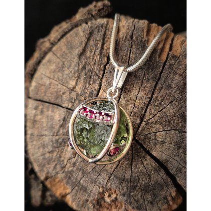 Stříbrný přívěsek s neopracovaným vltavínem a granáty P37 0158