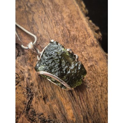 Stříbrný přívěsek s neopracovaným vltavínem P37 0222