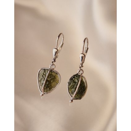 Stříbrné visací náušnice s nebroušenými vltavíny P36 0020