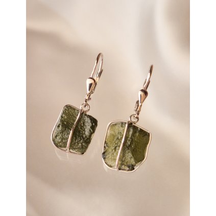 Stříbrné visací náušnice s nebroušenými vltavíny P36 0014