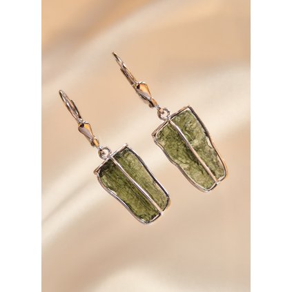 Stříbrné visací náušnice s nebroušenými vltavíny P36 0045