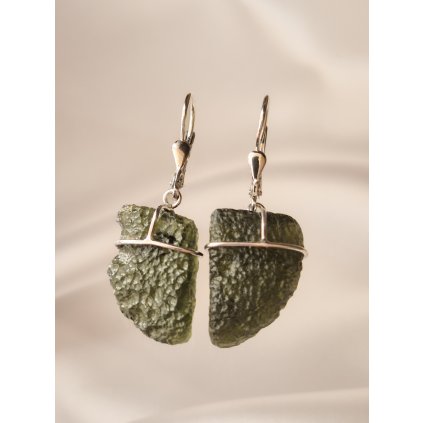 Stříbrné visací náušnice s nebroušenými vltavíny P36 0013