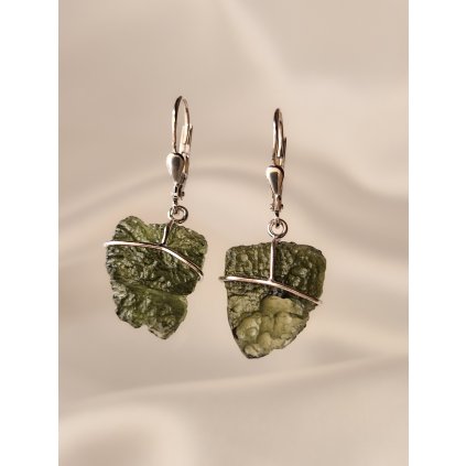 Stříbrné visací náušnice s nebroušenými vltavíny P36 0010