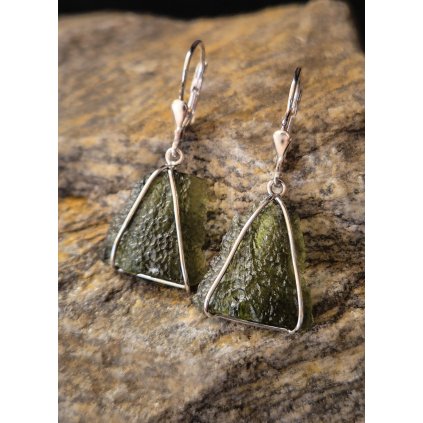 Stříbrné visací náušnice s nebroušenými vltavíny P36 0017