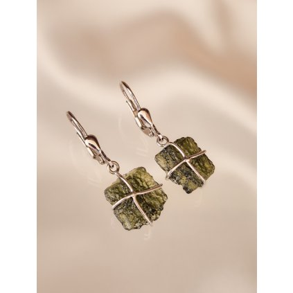 Stříbrné visací náušnice s nebroušenými vltavíny P36 0038