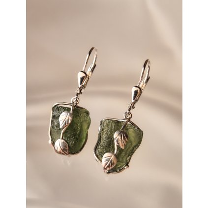 Stříbrné visací náušnice s nebroušenými vltavíny P36 0074