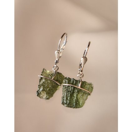 Stříbrné visací náušnice s nebroušenými vltavíny P36 0036