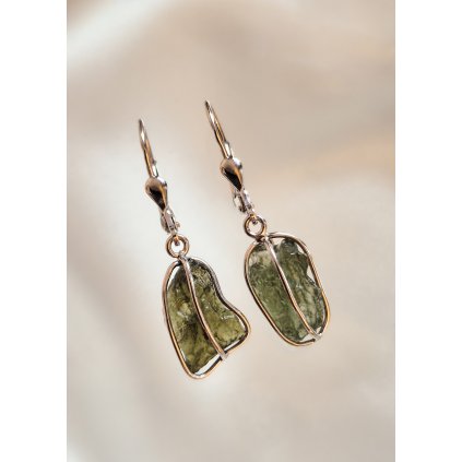 Stříbrné visací náušnice s nebroušenými vltavíny P36 0011