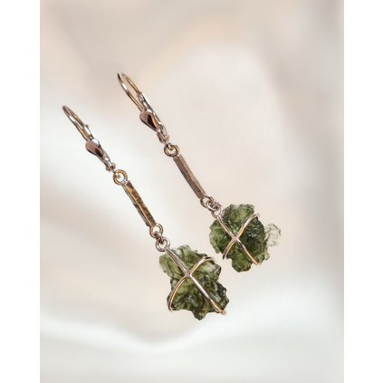 Stříbrné visací náušnice s nebroušenými vltavíny P36 044