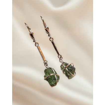 Stříbrné visací náušnice s nebroušenými vltavíny P36 0039