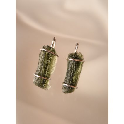 Stříbrné visací náušnice s nebroušenými vltavíny P36 0031