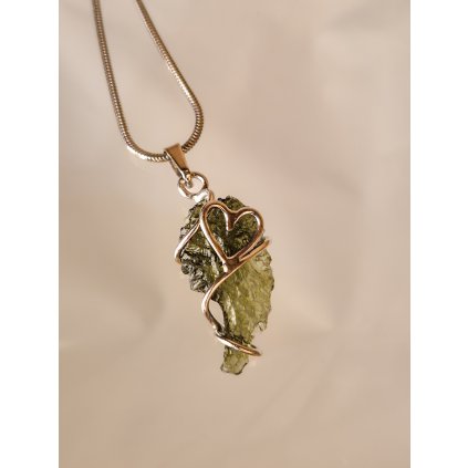 Stříbrný přívěsek s vltavínem se srdcem P37 0116