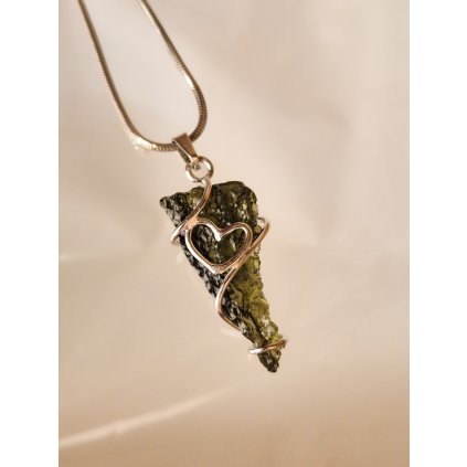 Stříbrný přívěsek s vltavínem se srdcem P37 0103