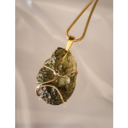 Zlatý přívěs s neopracovaným vltavínem P25 0113