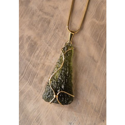 Zlatý přívěs s neopracovaným vltavínem P2000