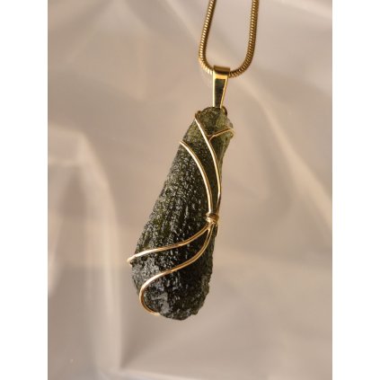 Zlatý přívěs s neopracovaným vltavínem P25 0129