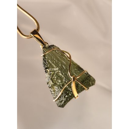 Zlatý přívěs s neopracovaným vltavínem P25 0122