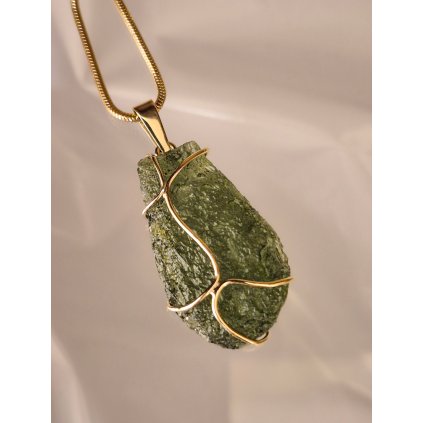 Zlatý přívěs s neopracovaným vltavínem P25 0114